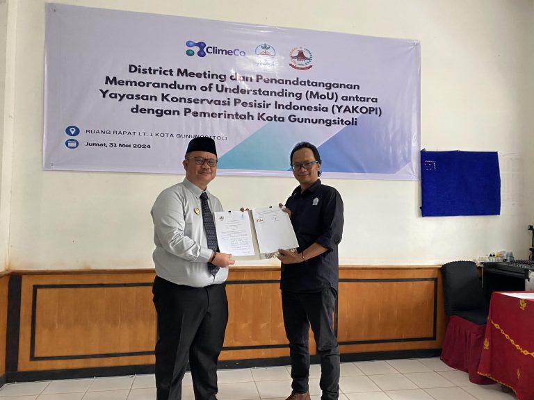 The signing of the joint agreement between YAKOPI and the Gunungsitoli City Government.